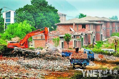 北京 別墅 違建拆除（北京懷柔區(qū)雁棲湖景區(qū)畔存在一處違規(guī)建設的“豪宅”）